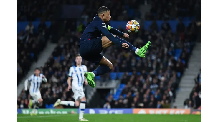 Mbappé atuando com a camisa do PSG (Foto de David Ramos/Getty Images)
