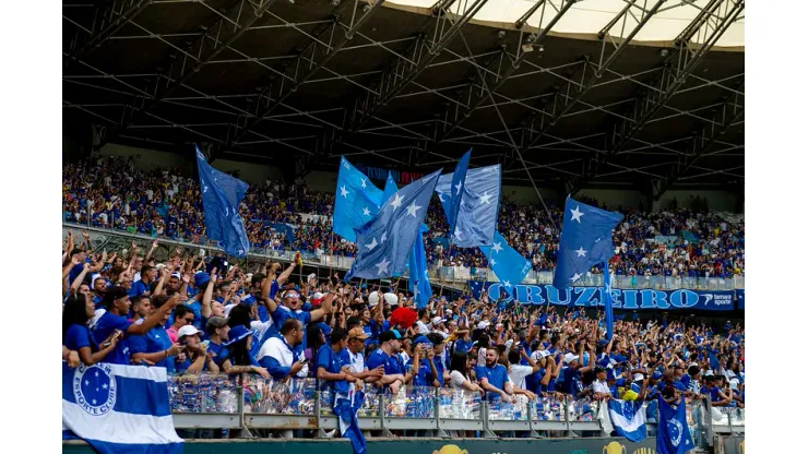 Torcedores do Cruzeiro batem recorde de público do novo Mineirão. 
