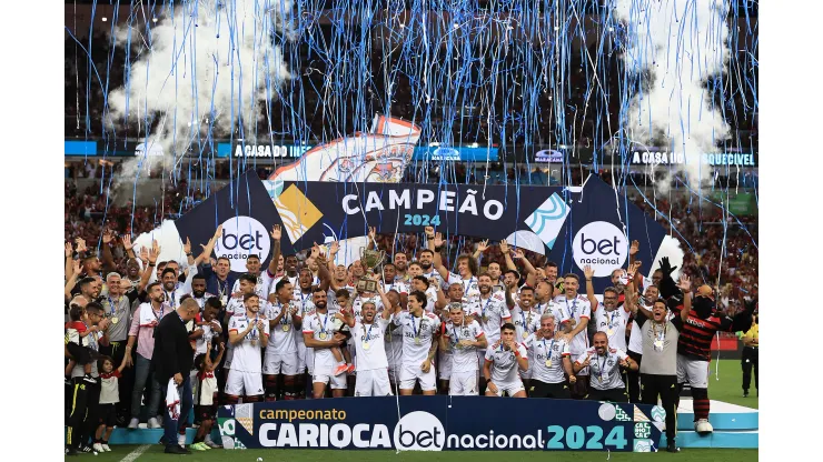 Jogadores do Flamengo levantando a taça de Campeão Carioca 2024 (Foto de Buda Mendes/Getty Images)
