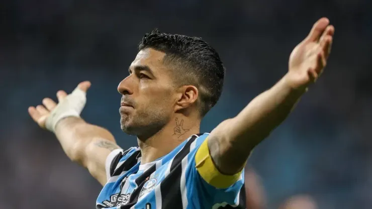 Foto: Pedro H. Tesch/Getty Images - Suárez parabeniza Grêmio pelo hepta
