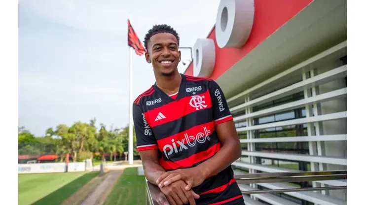 Carlinhos foi apresentado no Flamengo nesta segunda. 
