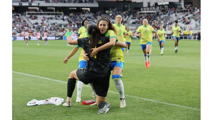 Goleira Lorena, heroína do jogo com o Japão, é festejada por Angelina e companheiras. 
