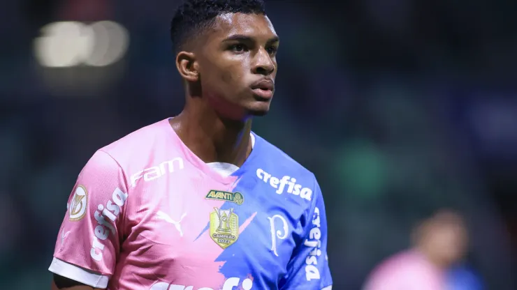 Luis Guilherme jogador do Palmeiras durante partida contra o Atlético-MG no estádio Arena Allianz Parque pelo campeonato Brasileiro A 2023.
