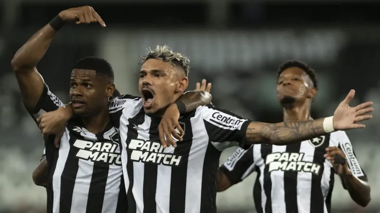 Tiquinho, Júnior Santos e Tchê Tchê comemorando um dos gols contra o Aurora na Libertadores. 
