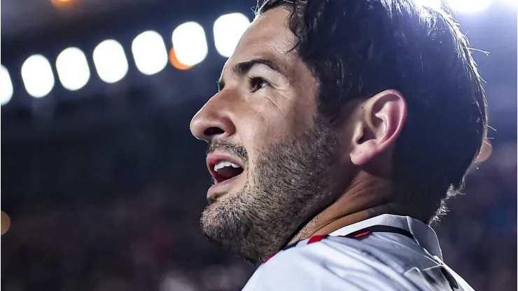 Alexandre Pato está sendo avaliado para reforçar o Santos
