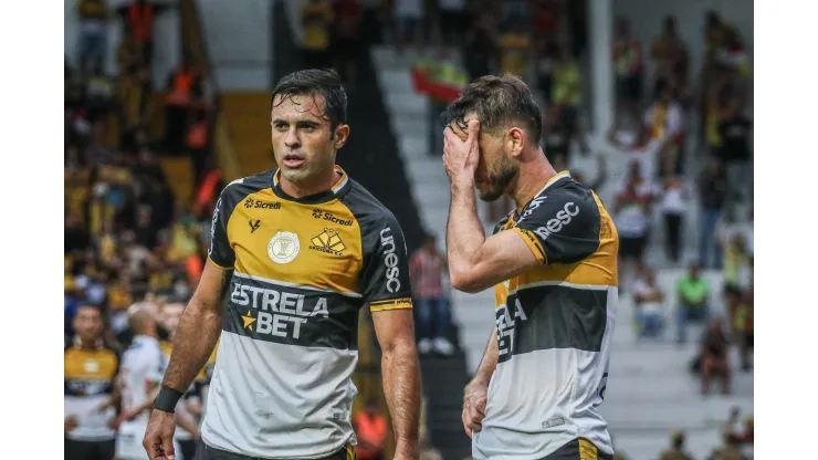 Eder e Felipe Mateus jogador do Criciuma durante partida contra o Brusque no estadio Heriberto Hulse pelo campeonato Catarinense 2024. Foto: Leonardo Hubbe/AGIF
