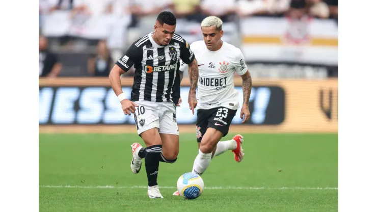 Fagner (D), do Corinthians, teve não expulsão polêmica contra o Galo. 
