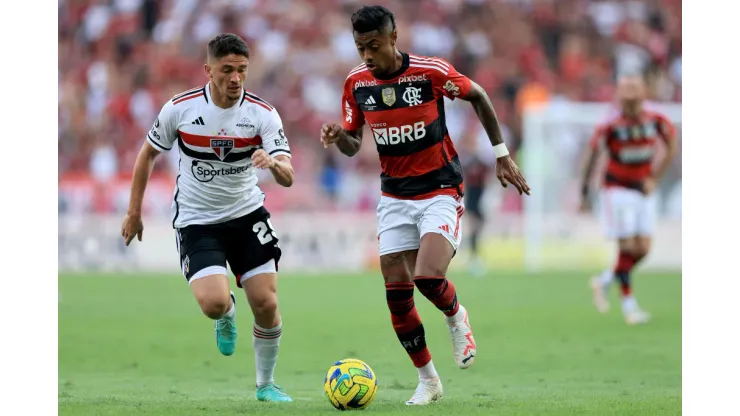 Pablo Maia (E) e Bruno Henrique na decisão da Copa do Brasil. Muitas mudanças aconteceram desde então. 
