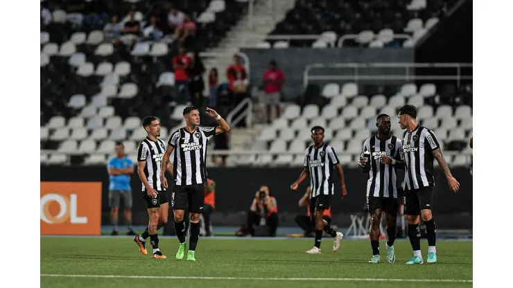 Mateo Ponte (E), comemora seu gol durante vitória contra o Atlético-GO. 
