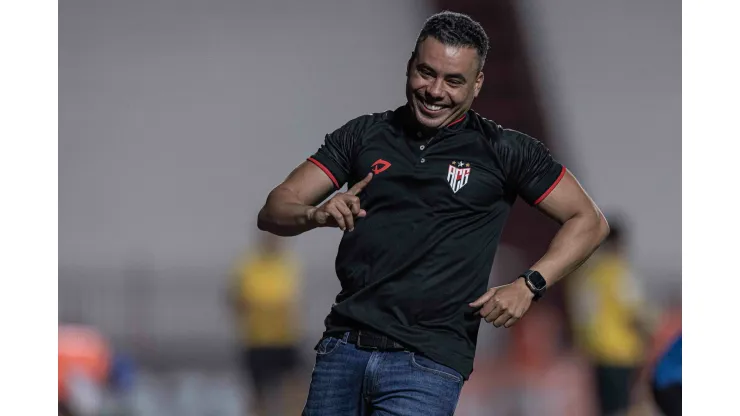 Jair Ventura tem se especializado em tirar pontos do São Paulo. 
