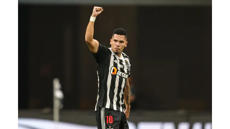 Paulinho jogador do Atletico-MG comemora seu gol durante partida contra o Cruzeiro no estadio Arena MRV pelo campeonato Brasileiro A 2024. Foto: Gilson Lobo/AGIF
