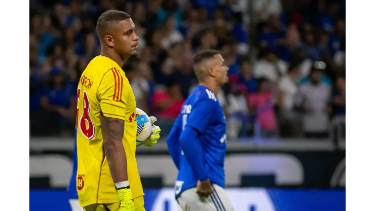 Anderson, goleiro do Cruzeiro, foi criticado após o clássico. 
