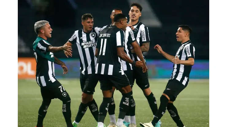 Time do Botafogo comemorando a vitória diante do Juventude pelo Campeonato Brasileiro.
Foto: Vitor Silva/ Botafogo
