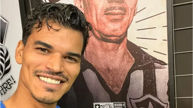 Danilo Barbosa com o prêmio de melhor jogador da partida
Foto: Botafogo
