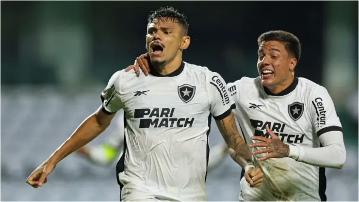 Foto: Heuler Andrey/Getty Images - Tiquinho Soares comemorando gol
