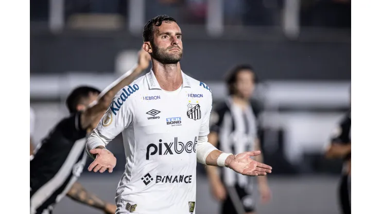 Léo Baptistão somou 38 jogos pelo Peixe entre as temporadas 2021 e 2022
