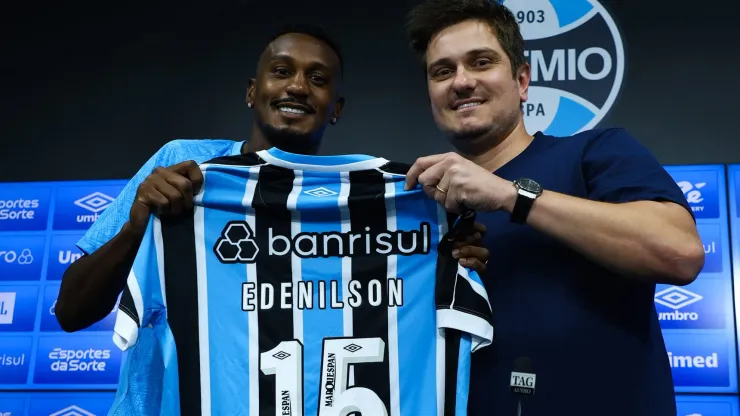 Edenilson em sua apresentação ao Grêmio, com o vice de futebol Antônio Brum, no dia 24/04/2024. Foto: Rodrigo Fatturi/Grêmio
