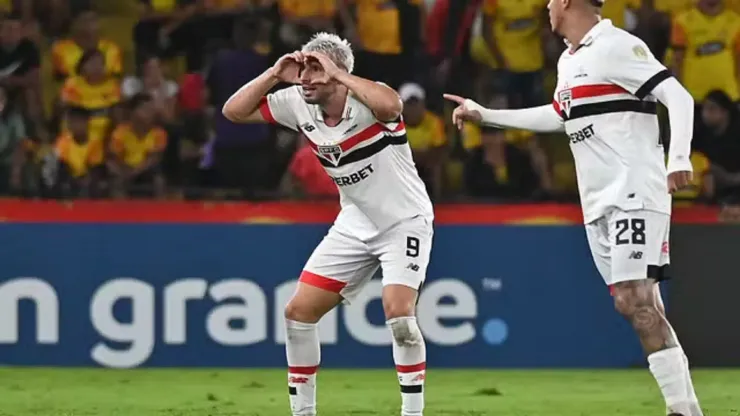 Foto: Divulgação/Conmebol - Calleri marcou o primeiro gol da vitória do São Paulo contra o Barcelona de Guayaquil pela Copa Libertadores nesta quinta-feira (25)
