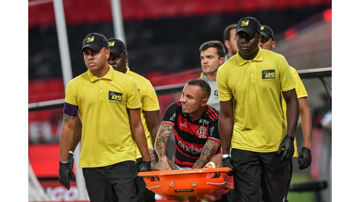 RJ - RIO DE JANEIRO - 17/04/2024 - BRASILEIRO A 2024, FLAMENGO X SAO PAULO - Everton Cebolinha jogador do Flamengo sai machucado durante partida contra o Sao Paulo no estadio Maracana pelo campeonato Brasileiro A 2024. Foto: Thiago Ribeiro/AGIF
