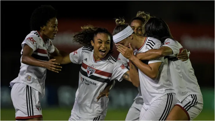 Foto: Thiago Ribeiro/AGIF - Jogadoras do SPFC comemorando gol.
