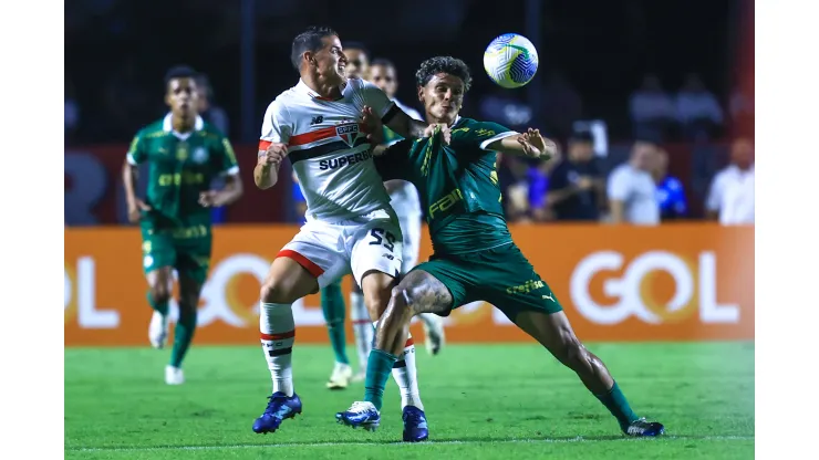 James Rodriguez jogador do Sao Paulo disputa lance com Richard Rios jogador do Palmeiras durante partida no estadio Morumbi pelo campeonato Brasileiro A 2024. Foto: Marcello Zambrana/AGIF
