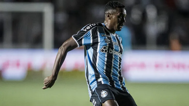 Edenilson com a camisa do Grêmio, fazendo a função de lateral - FOTO: DIDO /GREMIO FBPA
