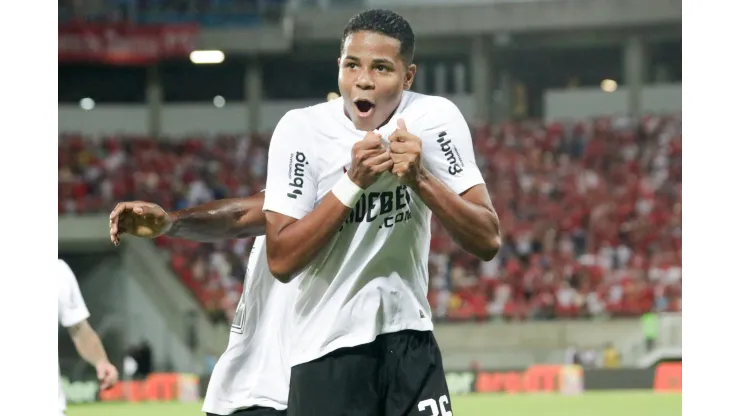 RN - NATAL - 01/05/2024 - COPA DO BRASIL 2024, AMERICA NATAL X CORINTHIANS  jogador do Corinthians comemora  gol com jogadores do seu time durante partida contra o America Natal no estadio Arena das Dunas pelo campeonato Copa Do Brasil 2024. Foto: Augusto Ratis/AGIF
