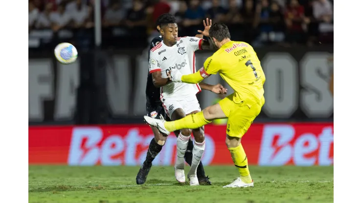 Bruno Henrique reclamou muito da arbitragem diante do Bragantino. 
