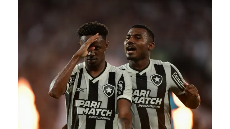 RJ - RIO DE JANEIRO - 05/05/2024 - BRASILEIRO A 2024, BOTAFOGO X BAHIA - Jeffinho jogador do Botafogo comemora seu gol durante partida contra o Bahia no estadio Engenhao pelo campeonato Brasileiro A 2024. Foto: Thiago Ribeiro/AGIF
