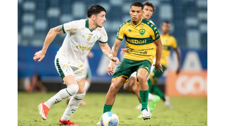 Denilson jogador do Cuiaba disputa lance com Piquerez jogador do Palmeiras. Foto: Gil Gomes/AGIF
