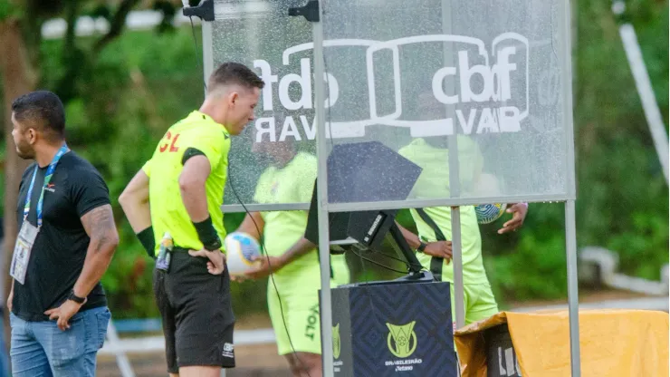 Ramon Abatti Abel no VAR revisando jogada de Wagner Leonardo e Calleri
