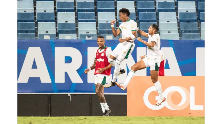 Estevao jogador do Palmeiras comemora seu gol. 
