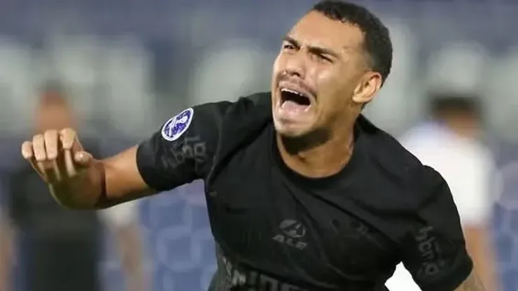 Foto: Christian Alvarenga/Getty Images - Matheuzinho se machuca em vitória do Corinthians na Sul-Americana
