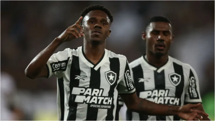 Foto: Wagner Meier/Getty Images - Jeffinho comemorando gol do Botafogo.
