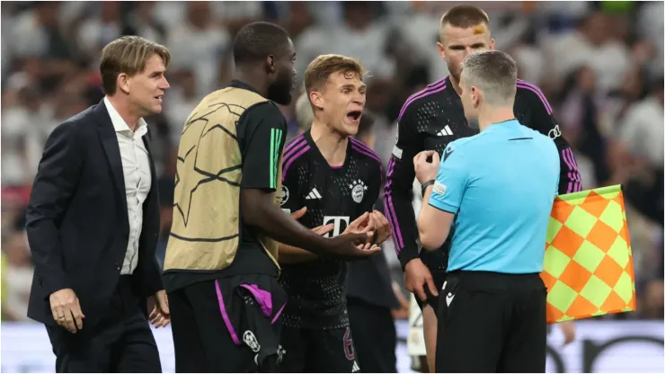 Foto: Alexander Hassenstein/Getty Images - Jogadores do Bayern reclamam com o árbitro
