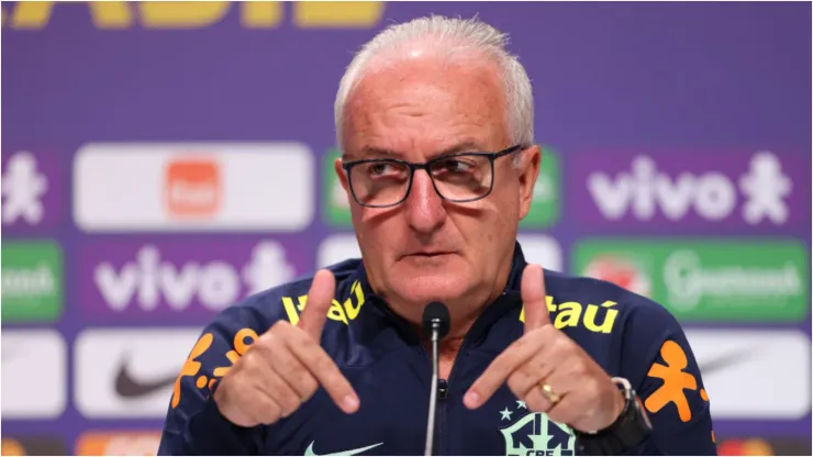 Foto:  Lucas Figueiredo/Getty Images - Dorival Jr. durante entrevista
