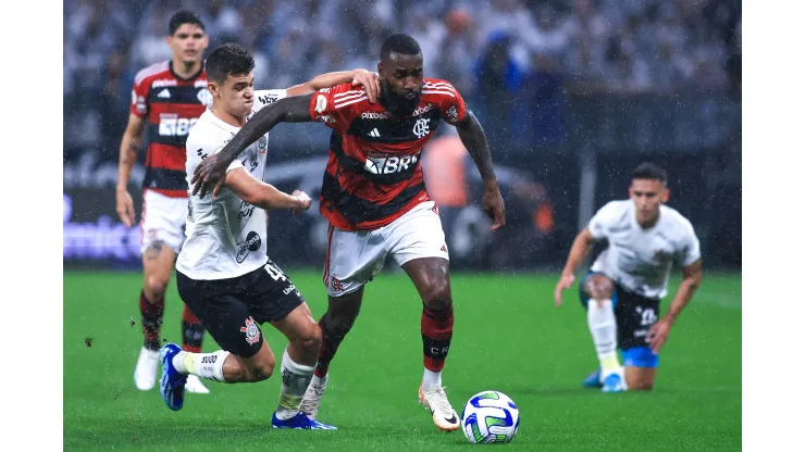 Gabriel Moscardo jogador do Corinthians disputa lance com Gerson jogador do Flamengo durante partida. Foto: Marcello Zambrana/AGIF
