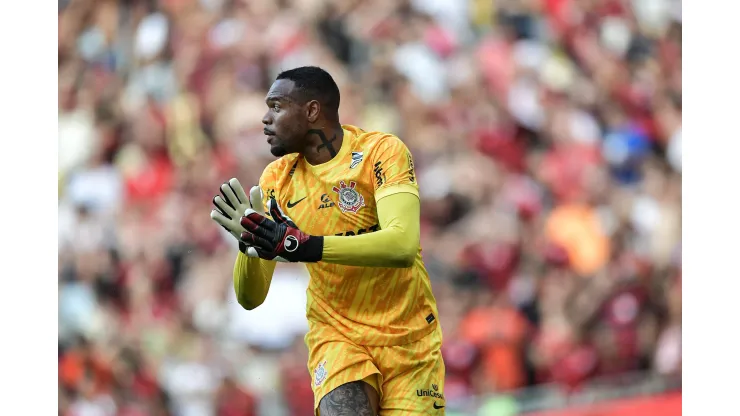 RJ - RIO DE JANEIRO - 11/05/2024 - BRASILEIRO A 2024, FLAMENGO X CORINTHIANS - Carlos Miguel goleiro do Corinthians durante partida contra o Flamengo no estadio Maracana pelo campeonato Brasileiro A 2024. Foto: Thiago Ribeiro/AGIF
