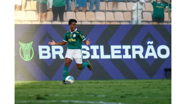 SP - BARUERI - 12/05/2024 - BRASILEIRO A 2024, PALMEIRAS X ATHLETICO-PR - Endrick jogador do Palmeiras disputa lance com durante partida no estadio Arena Barueri pelo campeonato Brasileiro A 2024. Foto: Marco Miatelo/AGIF
