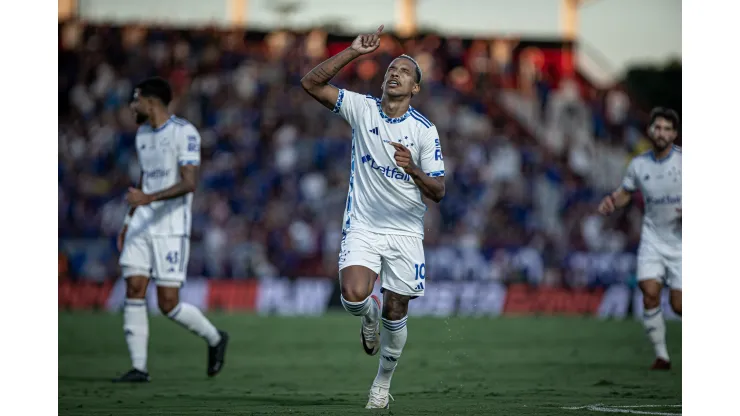 Matheus Pereira foi decisivo neste domingo diante do Atlético-GO. 
