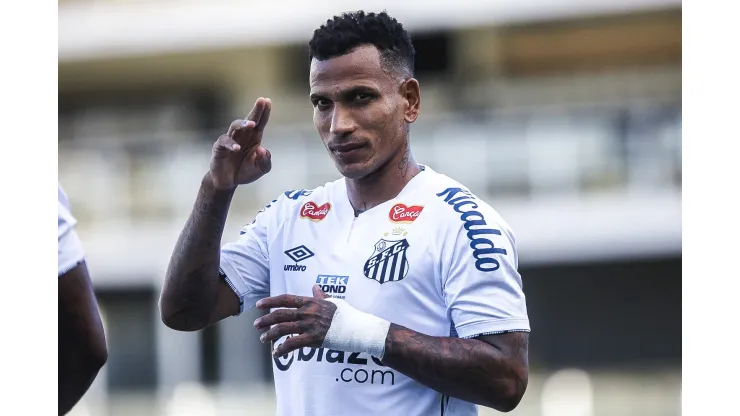 SANTOS X PAYSANDU - Otero jogador do Santos durante execucao do hino nacional antes da partida contra o Paysandu no estadio Vila Belmiro pelo campeonato Brasileiro B 2024. Foto: Reinaldo Campos/AGIF
