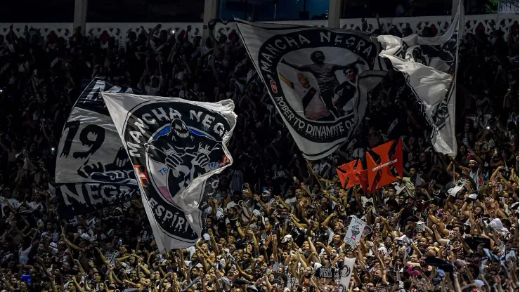 RJ - RIO DE JANEIRO - 14/04/2024 - BRASILEIRO A 2024, VASCO X GREMIO - Torcida do Vasco durante partida contra Gremio no estadio Sao Januario pelo campeonato Brasileiro A 2024. Foto: Thiago Ribeiro/AGIF
