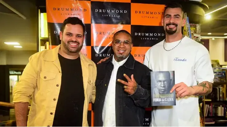 Michel, Rodriguinho e Nizam no lançamento do livro do cantor. Foto: AgNews
