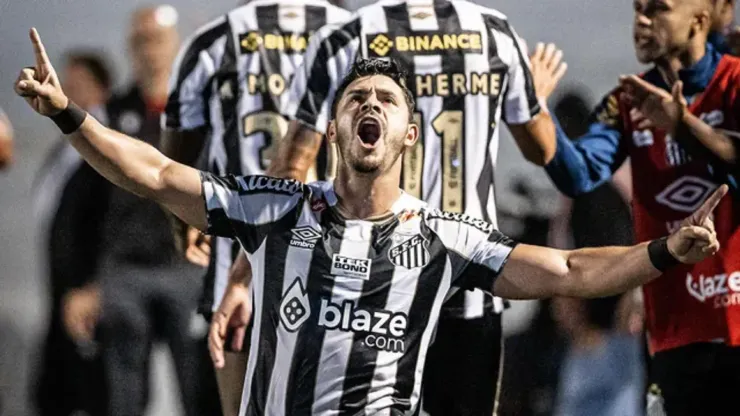 Foto: Raul Baretta/Santos FC - Giuliano marcou um dos gols da vitória do Santos sobre a Ponte Preta nesta quarta-feira (15) pelo Brasileirão Série B 2024
