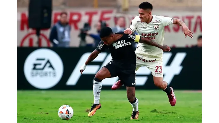 Tchê Tchê, do Botafogo, e Murrugarra, do Universitario, durante jogo da Libertadores. 
