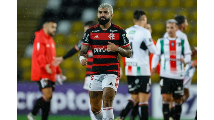 Gabigol se envolveu em polêmica após ser flagrado com camisa do Corinthians
