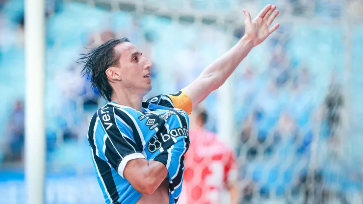  Geromel o jogador mais longevo do futebol brasileiro- Pedro Geromel jogador do Gremio comemora seu gol durante partida contra o Guarany de Bage no estadio Arena do Gremio pelo campeonato Gaucho 2024. Foto: Maxi Franzoi/AGIF
