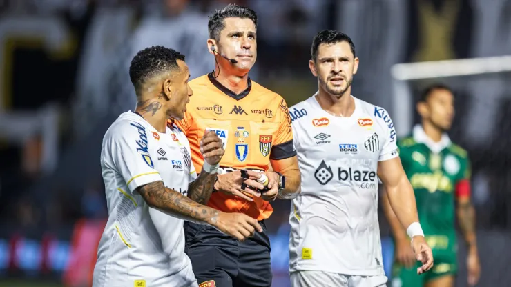 O arbitro Flavio Rodrigues de Souza durante partida entre Santos e Palmeiras no estadio Vila Belmiro pelo campeonato Paulista 2024. Foto: Abner Dourado/AGIF
