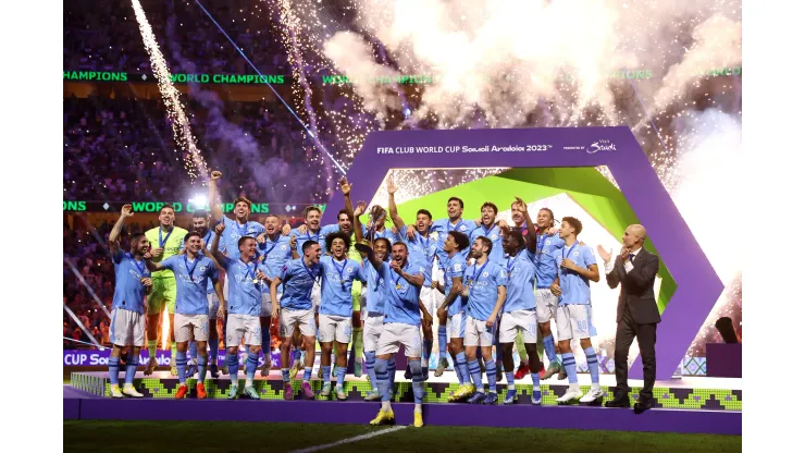 Time do Manchester City, comemorando título. (Foto de Francois Nel/Getty Images)
