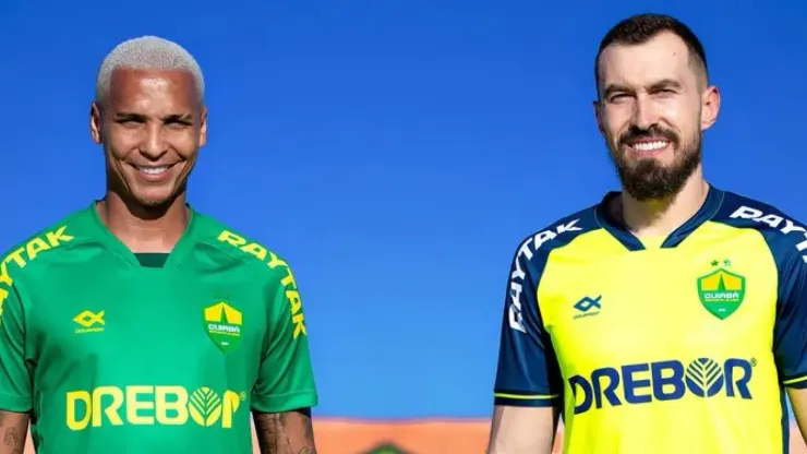 Deyverson e Walter em divulgação do uniforme do Cuiabá
